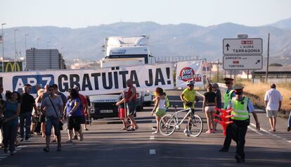 Vecinos protestando en la carretera N-340 a su paso por Amposta. 