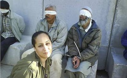 La soldado Eden Abargil junto a los prisioneros palestinos.