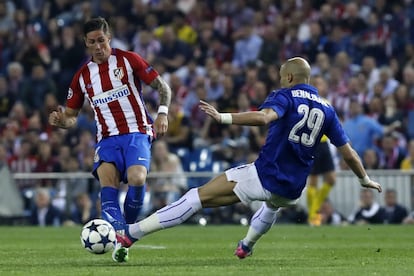 El delantero del Atlético de Madrid Fernando Torres (i) pelea un balón con el defensa francés del Leicester, Yohan Benalouane.