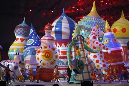 O espetáculo de luz e som no interior do estádio olímpico de Sochi durante a cerimônia inaugural.