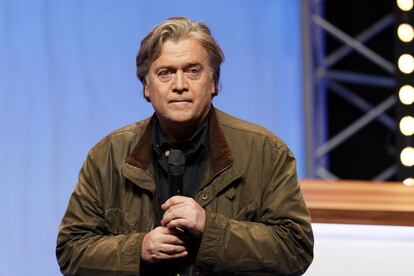 Steve Bannon con la chaqueta Barbour en un acto de la ultraderecha francesa el pasado mes de marzo.