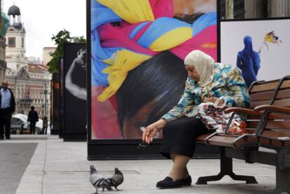 Una mujer ante una imagen de la fotógrafa camerunesa.