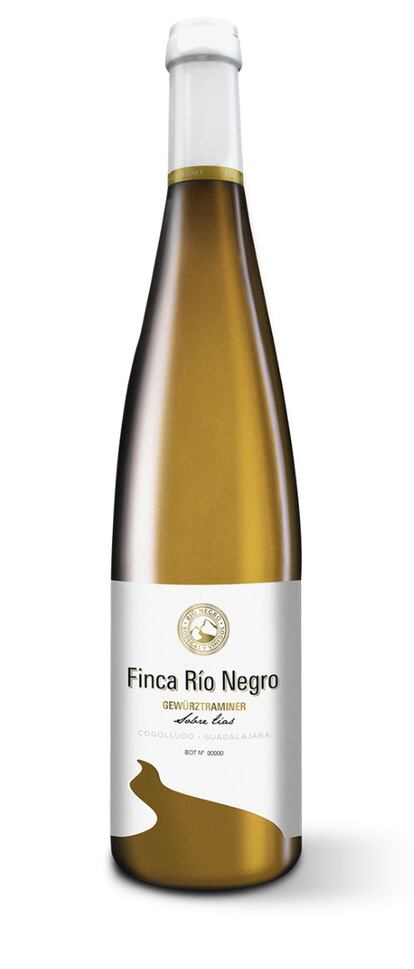 Finca Río Negro, bodega ubicada en Cogolludo (Guadalajara) presenta la añada 2021 de gewürztraminer, su único vino blanco, elaborado con esta uva, típica de Alsacia y Alemania y adaptada a este viñedo con clima de montaña próximo a la sierra de Ayllón, a 1.000 metros de altura, con el que elaboran un monovarietal criado sobre lías durante cuatro meses con marcada personalidad aromática. En nariz presenta notas florales, de rosas unidas a manzana verde, cítricos y fruta tropical. De tonalidad amarillo pajizo, en boca es seco, fresco y untuoso. Precio: 14 euros.