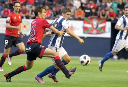 Oler (a la izquierda) disputa un balón al realista Paco Sutil en el partido de ida, que Osasuna y la Real jugaron el pasado 23 de agosto.