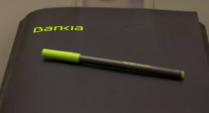 Una carpeta de Bankia de la presentación de resultados del año pasado.