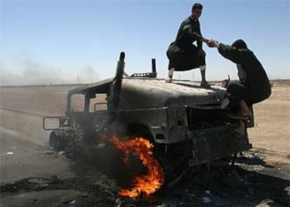 Un vehículo militar estadounidense arde cerca de Faluya en la autopista entre Bagdad y la frontera jordana.