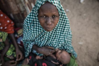 Falmata Mohamad, 31 a?os, huy de la aldea de Muntina cuando Boko Haram lleg. Hace 11 meses se refugi en el barrio de Kawar Mali en Maiduguri, Nigeria, junto a sus hijos. Este barrio fue el epicentro de la insurgencia de Boko Haram hasta que fueron expulsados por el Ejrcito. Hoy, paradjicamente, es el lugar donde miles de desplazados por la violencia de Boko Haram han encontrado refugio.