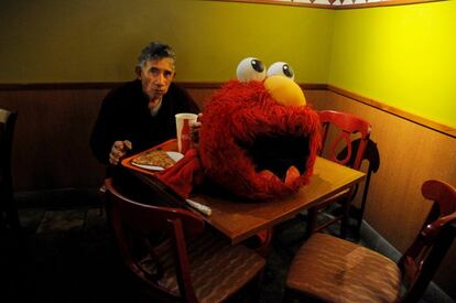 Trabajador informal junto a su disfraz de Elmo, que utilizaba para pedir propinas en Times Square. Nueva York, 2012.