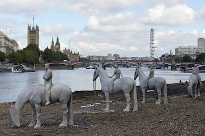 Instalación del escultor británico Jason Caires Taylor en la orilla del río Támesis, en Nine Elms sobre el Banco del Sur en Londres. La instalación representa cuatro caballos de trabajo y sus jinetes. Las estatuas quedarán ocultas por la marea cada día, destacando el papel que el río ha jugado en la historia de Londres.