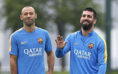 Mascherano y Arda Turan en un entrenamiento.