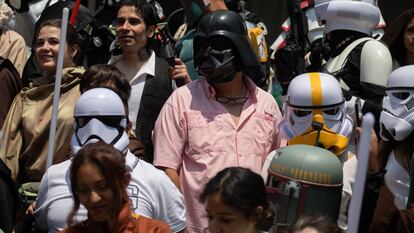 Un grupo de fans celebran el Star Wars Day, un día no oficial pero abrazado por su comunidad, en Ciudad de México el 4 de mayo en 2024.