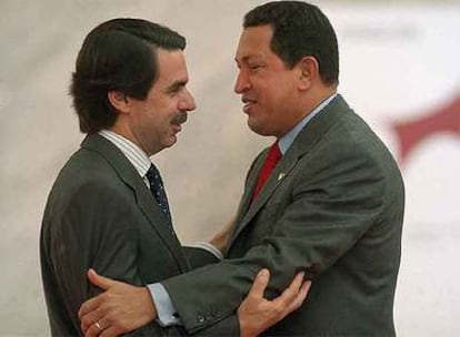 Aznar (izquierda) y Chávez, en Madrid en mayo de 2002.