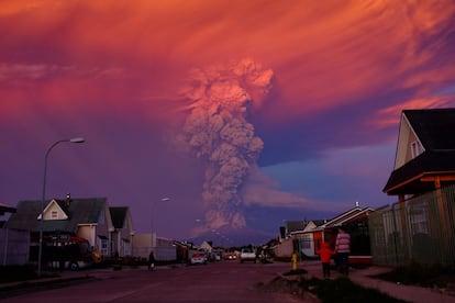 Vista general del volcán activo Calbuco en Puerto Montt. Miles de personas están siendo desalojadas de los pueblos de Ensenada, Alerce, Colonia Río Sur y Correntoso, en la región de Los Lagos.