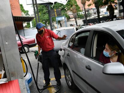 Un trabajador carga gasolina en una estación en Caracas, Venezuela, el 25 de mayo.