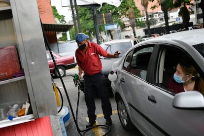 Un trabajador carga gasolina en una estación en Caracas, Venezuela, el 25 de mayo.