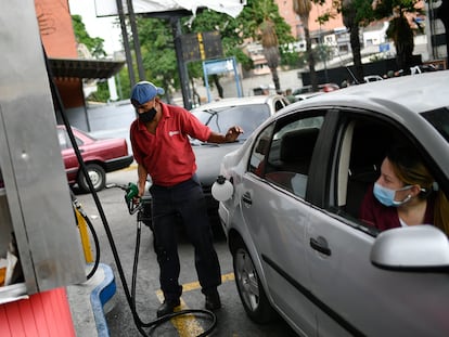 Un trabajador carga gasolina en una estación en Caracas, Venezuela, el 25 de mayo.