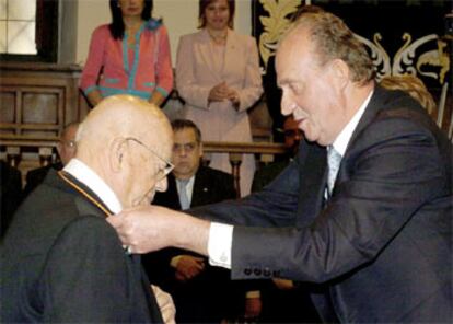 Rojas fue reconocido con el Premio Cervantes el 10 de diciembre último, por un jurado presidido por el director de la Real Academia Española, Víctor García de la Concha, y compuesto también por Fernando Sánchez Dragó, Antonio Muñoz Molina, Enrique Krauze, Victorino Polo, Rosa Montero y Arturo Perez-Reverte. La imagen recoge el momento de la entrega del galardón.