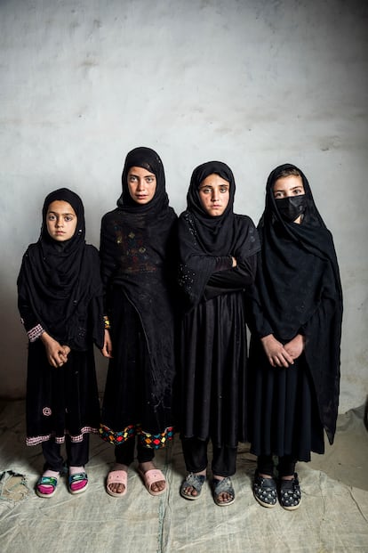 Koz Dawlatkhill village, en el distrito Ahmad Aba, en la provincia de Paktia.  El centro de aprendizaje acelerado Koz  Dawlatkhill forma parte del programa de educación comunitaria apoyado por UNICEF. Es una clase con 35 niñas. En la imagen, de izquierda a derecha, Arzo (9 años), Shamima (11), Zuhra (10) y Latifa (10).