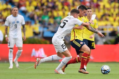 Fede Valverde y James Rodríguez disputan un balón en el encuentro en Barranquilla de octubre de 2023.