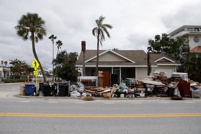 Calles aún lucen repletas de escombros del huracán Helene mientras los residentes evacúan antes de la llegada del huracán Milton, este lunes en St. Pete Beach, Florida.