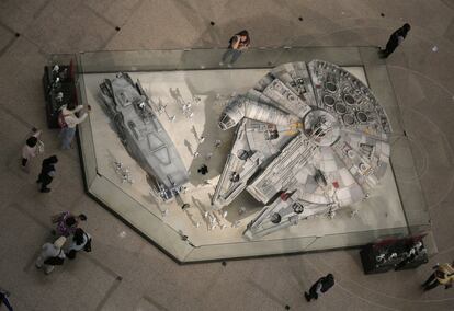 Fans observan un modelo del Halcón Milenario en una exposición de 'Star wars' en Hong Kong.