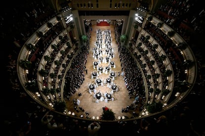 Ópera de Viena (Austria). En una ciudad considerada por muchos como la capital mundial de la ópera y la música clásica, este es su principal escenario, construido entre 1861 y 1869. Sin embargo, al principio desagradó tanto a los vieneses y a los Habsburgo que enseguida se ganó el apodo de “tortuga de piedra”. Los dos arquitectos aceptaron mal las críticas: uno se ahorcó y el otro murió de un infarto dos meses más tarde. Con todo, se inauguró por todo lo alto con la obra ‘Don Giovanni’ de Mozart, y ya no ha bajado el listón. Los vieneses, que se toman la ópera realmente en serio, siempre se visten en concordancia con la excepcionalidad de este arte. Enfrente de la Staatsoper se halla el Café Sacher, famoso por su 'sacher torte' (deliciosa tarta de chocolate con mermelada de albaricoque). 