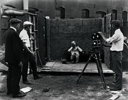 Un muy joven Walt Disney, el segundo por la izquierda, dirigiendo el corto 'Alice's Spooky Adventure' de 1924.