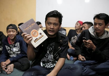 Reza Purnama, miembro de la comunidad y ex alcohólico, cree que otras personas en su situación están dejando el alcohol y sus letras cada vez son más positivas. En la imagen, Reza Purnama muestra un libro de historia del Islam, en Bandung.