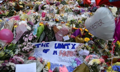 Homenatge a les víctimes de l'atemptat de Manchester.