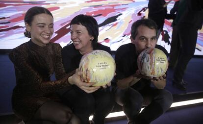 Fina Puigdevall, de Les Cols, y Javier Olleros, del Culluer de Pau, con sus premios de tres soles Repsol 2020