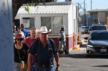 Todos los días llegan a la pequeña ciudad mexicana de Algodones, en el municipio de Mexicali (Baja California), unos 3.000 visitantes estadounidenses y canadienses en busca de recibir un tratamiento dental a precio accesible. En la imagen, ciudadanos estadounidenses cruzan la frontera hacia Algodones, el pasado 11 de abril. 