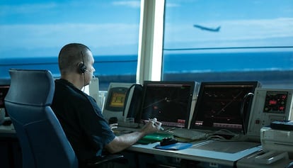 Un controlador aéreo en la torre de control de El Prat.