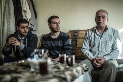 Abu Jibran y Salma, su esposa, tienen dos hijos y una hija. La familia huyó de Damasco en junio de 2013, cuando ya hacía dos años que la guerra devastaba Siria. Fue una huida desbocada y por separado. La madre hacia el norte, los hijos hacia el sur, buscando la frontera jordana. Para los jóvenes, quedarse en el país suponía riesgo de muerte. Consiguieron llegar a Jordania, donde un amigo les ayudó a buscar un piso de alquiler en la capital, Amman.