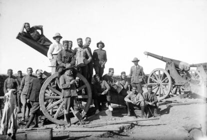 Una relajada imagen de la guerra en la que aparece el propio Bosch, apoyado a la izquierda de la rueda.