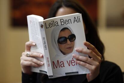 Una mujer lee el libro de Leila Trabelsi, esposa del derrocado Ben Ali.