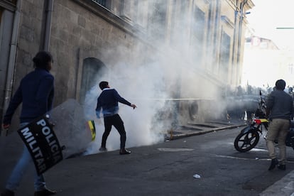 Los militares en la plaza Murillo lanzaron gases lacrimógenos y balines en contra de un grupo de ciudadanos.