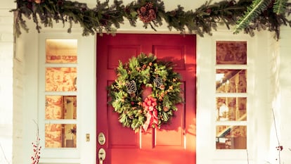 Se colocan fácilmente y aportan un toque decorativo y navideño al hogar muy original. GETTY IMAGES.