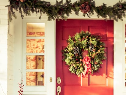 Se colocan fácilmente y aportan un toque decorativo y navideño al hogar muy original. GETTY IMAGES.