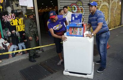 Venezolanos se llevaban los electrodom&eacute;sticos de las tiendas la pasada semana.