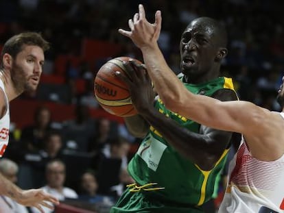 Sergio Lull, con el senegalés Faye.