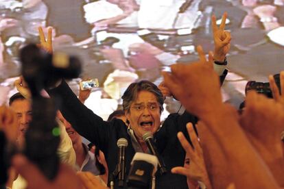 El candidato a la presidencia, Guillermo Lasso, muestra el signo de la victoria mientras espera los resultados de las elecciones, en Guayaquil.