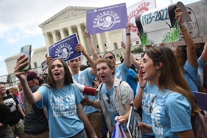 Manifestantes en contra del aborto celebran y se toman fotografías afuera de la Suprema Corte, en Washington, el 24 de junio de 2022.