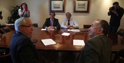 En primer término, los secretarios generales de CC OO, Ignacio Fernández Toxo, y de UGT, Pepe Álvarez. Sentandos detrás, los presidentes de Cepyme, Antonio Garamendi, y de CEOE, Juan Rosell.