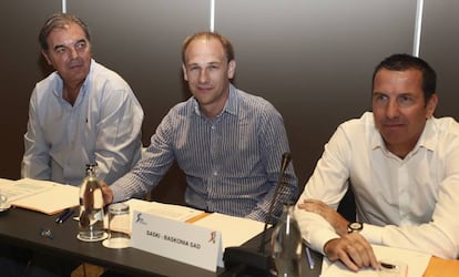 Los representantes del Madrid, Baskonia y Barcelona, en la asamblea de la ACB. 