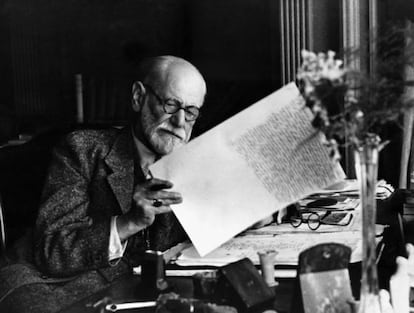 Sigmund Freud revisa el manuscrito de 'Moisés y la religión monoteísta', obra que sería publicada en 1939.