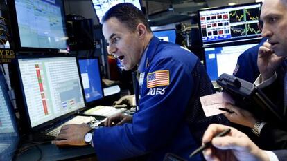 Varios operadores trabajan en la Bolsa de Wall Street.