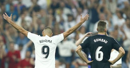 Benzema celebra uno de sus goles al Leganés.