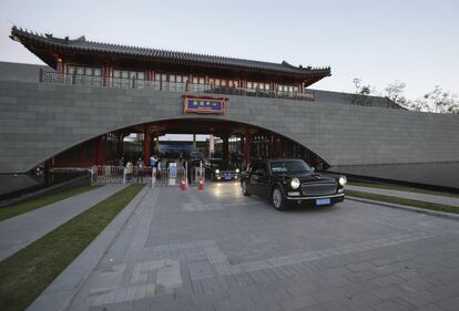 La delegación de Malaysia sale del centro de prensa de la cumbre, en el distrito de Huairou, en Pekín (China).