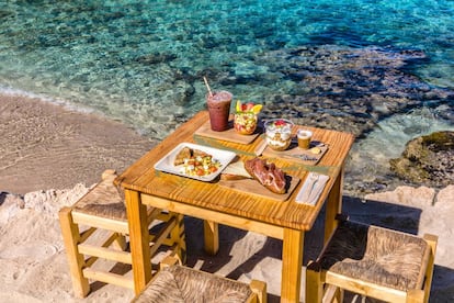 Desayuno en el chiringuito Cala Escondida, en Ibiza.