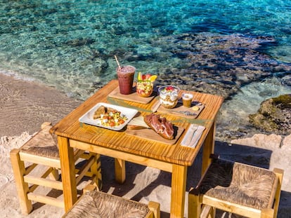 Desayuno en el chiringuito Cala Escondida, en Ibiza.